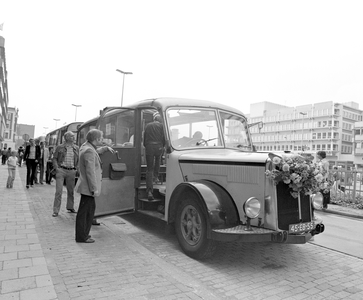 883706 Afbeelding van historische Berna-Saurer autobus van de N.Z.H. tijdens de optocht met historische autobussen en ...